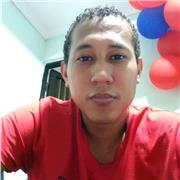 Profesor de biología y química imparte clases a niños de primaria